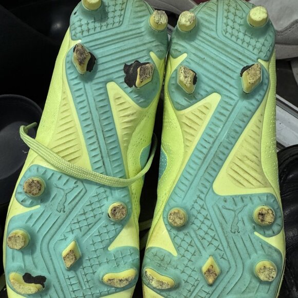 Kid's Puma Soccer Shoes - Picture 1 of 2
